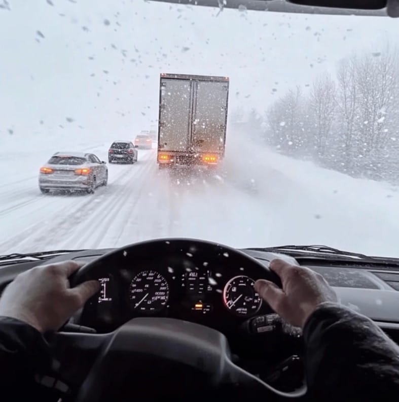 Какие действия водителя CDL при внезапном ухудшении погодных условий во время экзаменационной поездки будут считаться правильными